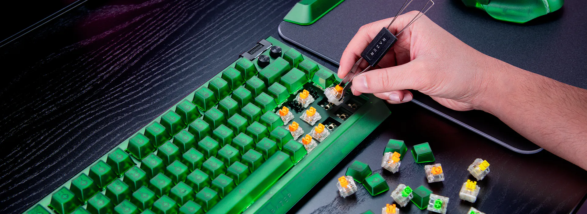 razer-blackwidow-v4-75-hotswappable-design-desktop.webp